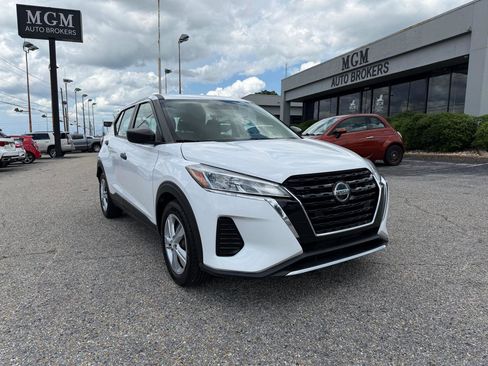 Used 2021 Nissan Kicks S FWD image 2