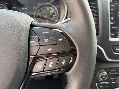 Used 2023 Jeep Cherokee Altitude Lux image 17