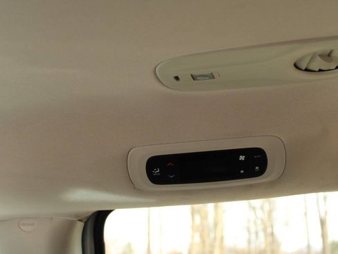 Used 2021 Chrysler Pacifica Touring-L FWD image 28