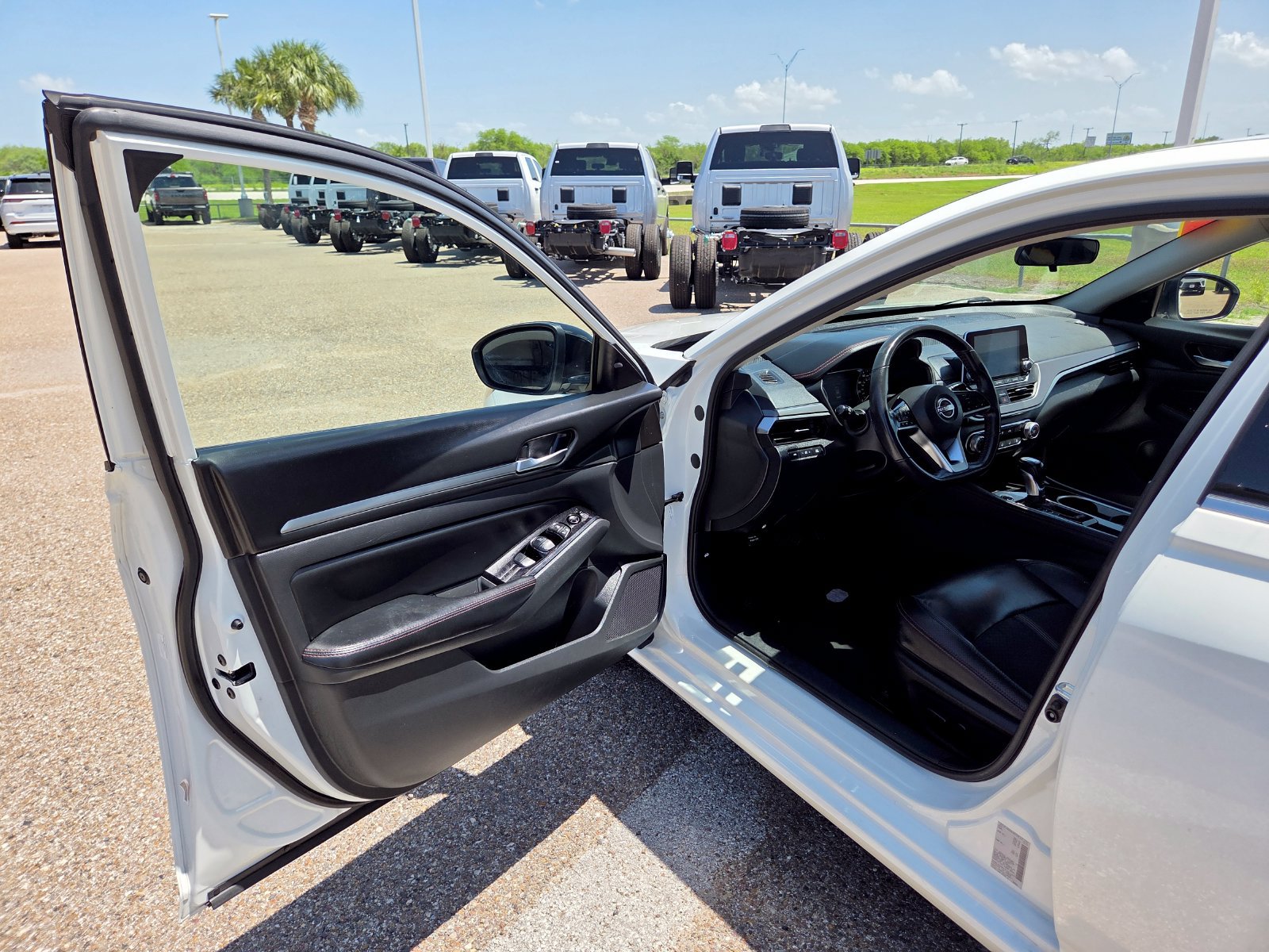 Used 2024 Nissan Altima 2.5 SR FWD image 12