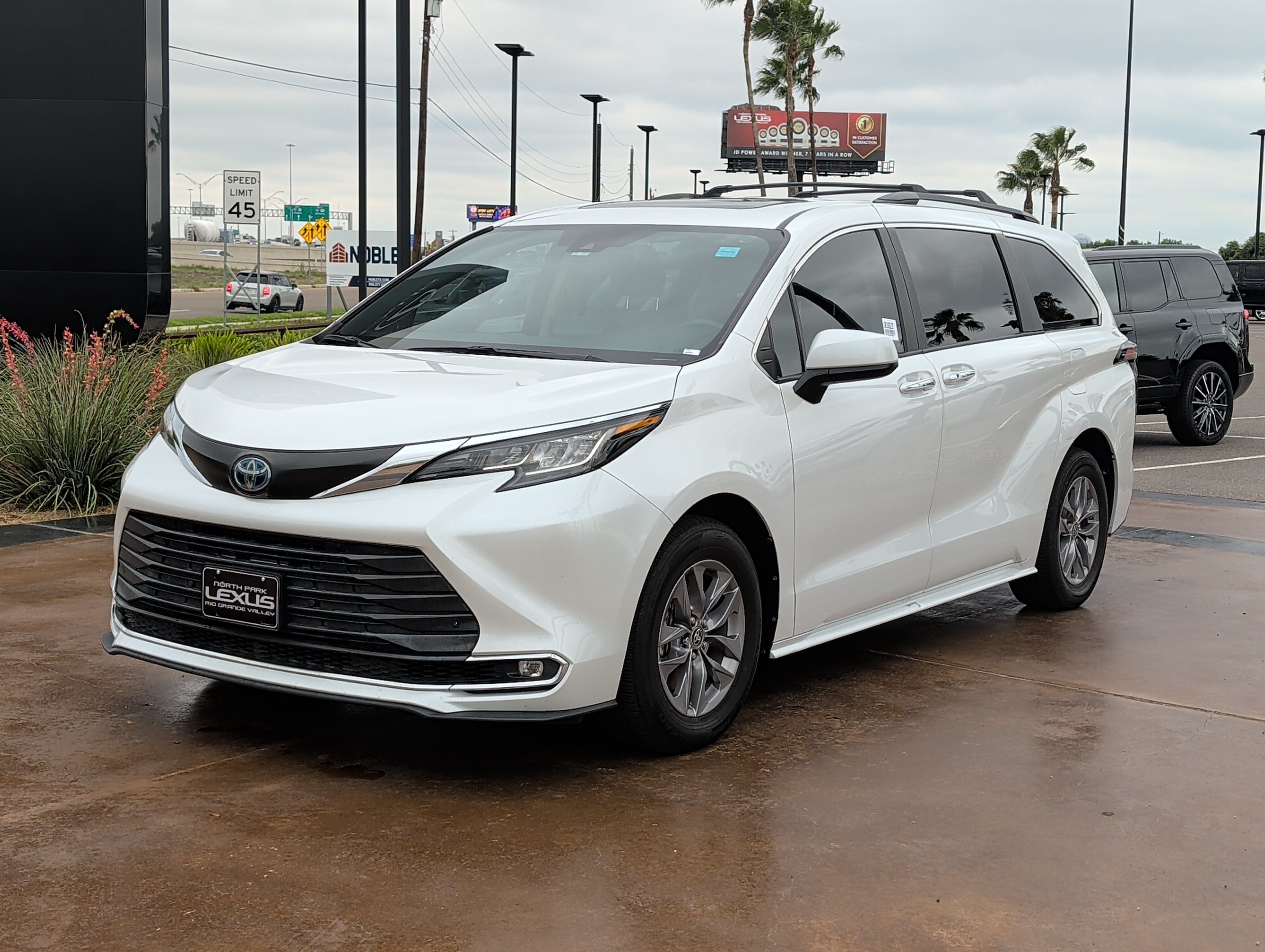 Used 2023 Toyota Sienna XLE FWD image 5