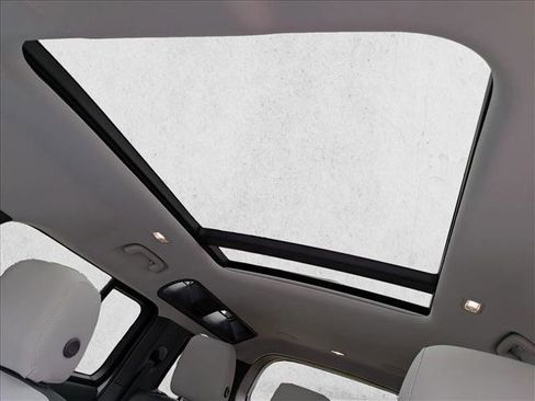 Used 2025 Land Rover Defender 110 X-Dynamic SE image 13