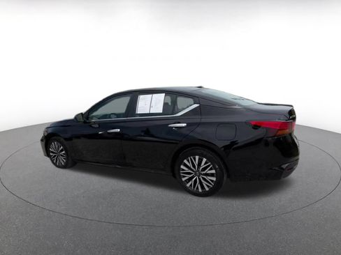 Used 2025 Nissan Altima 2.5 SV FWD image 10
