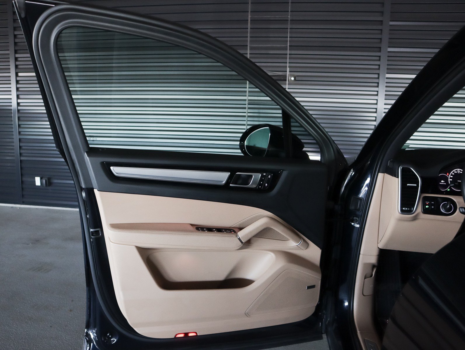 Certified 2023 Porsche Cayenne Platinum Edition AWD/4WD image 27