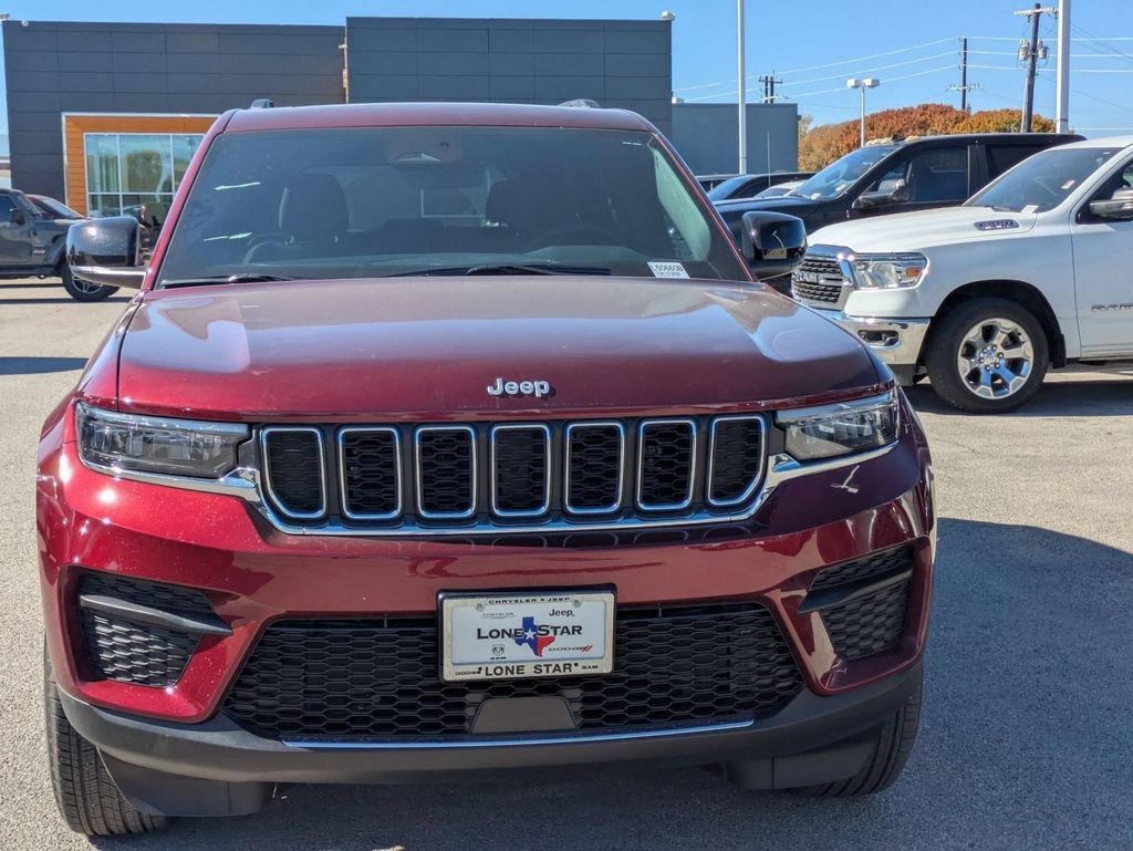 Used 2025 Jeep Grand Cherokee Laredo X RWD image 8