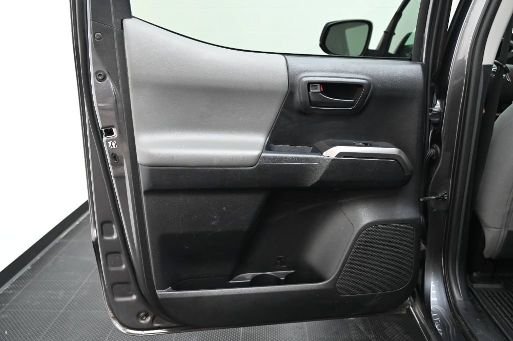 Used 2018 Toyota Tacoma SR5 AWD/4WD image 34