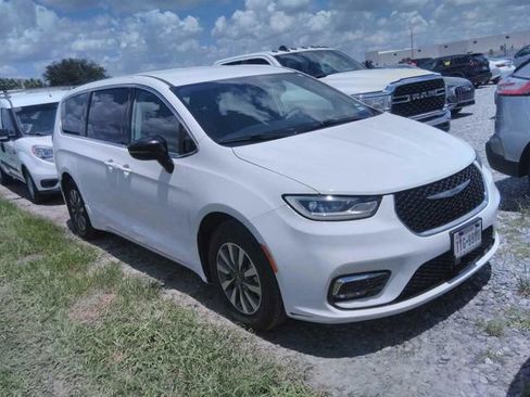 Used 2024 Chrysler Pacifica Limited FWD image 1