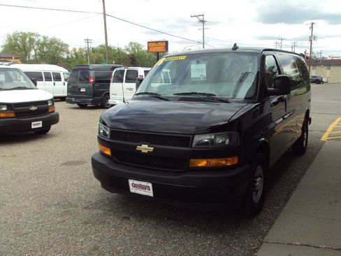 Used 2018 Chevrolet Express 2500 w/ Driver Convenience Package RWD image 4