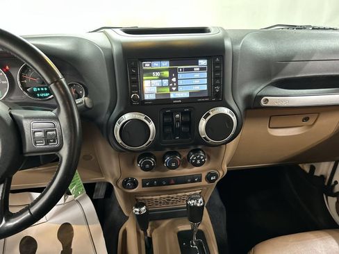 Used 2017 Jeep Wrangler Unlimited Sahara w/ Dual Top Group AWD/4WD image 17