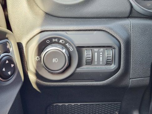 Used 2021 Jeep Wrangler Unlimited Sahara AWD/4WD image 6