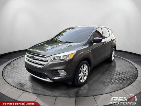 Used 2019 Ford Escape SE FWD image 1