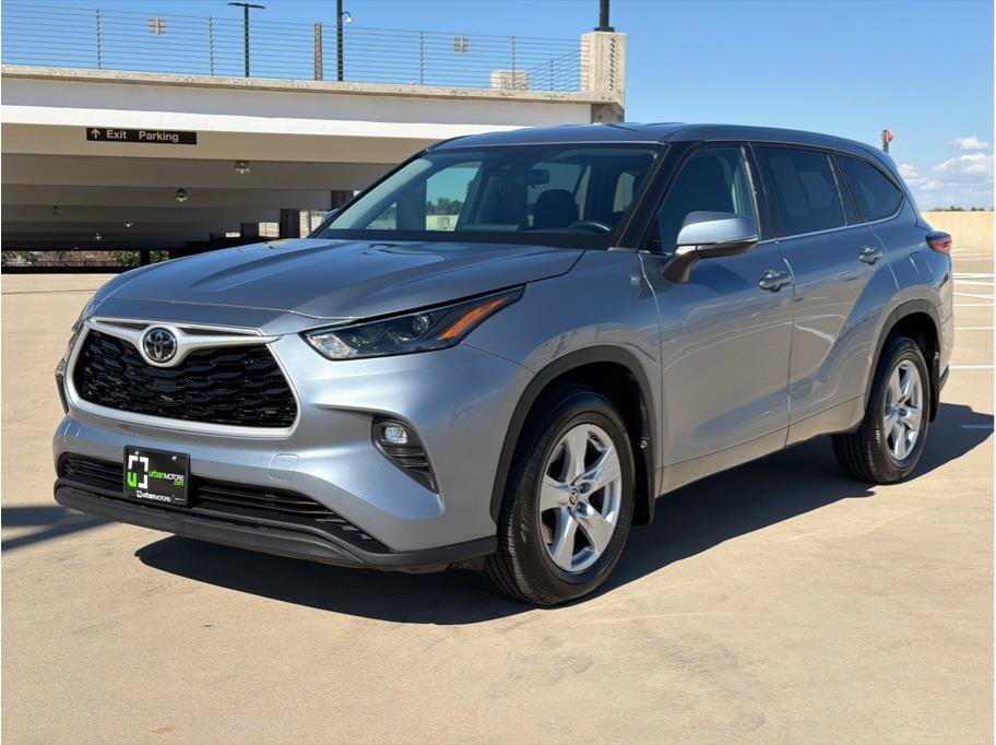Used 2023 Toyota Highlander LE AWD/4WD image 3