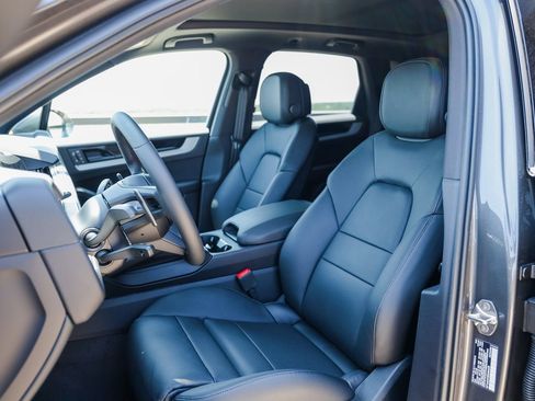 Certified 2025 Porsche Cayenne AWD/4WD image 5