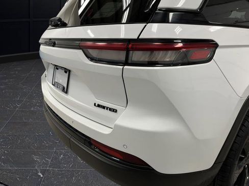 Used 2023 Jeep Grand Cherokee Limited w/ Luxury Tech Group II image 33