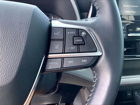 Used 2020 Toyota Highlander XLE FWD image 25