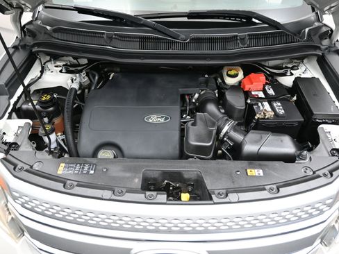 Used 2015 Ford Explorer XLT w/ Equipment Group 202A image 8