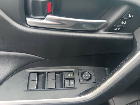 Used 2023 Toyota RAV4 XLE Premium image 12