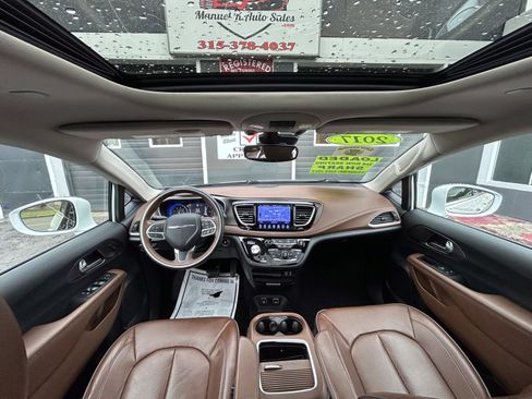 Used 2017 Chrysler Pacifica Limited w/ Advanced Safetytec Group FWD image 25