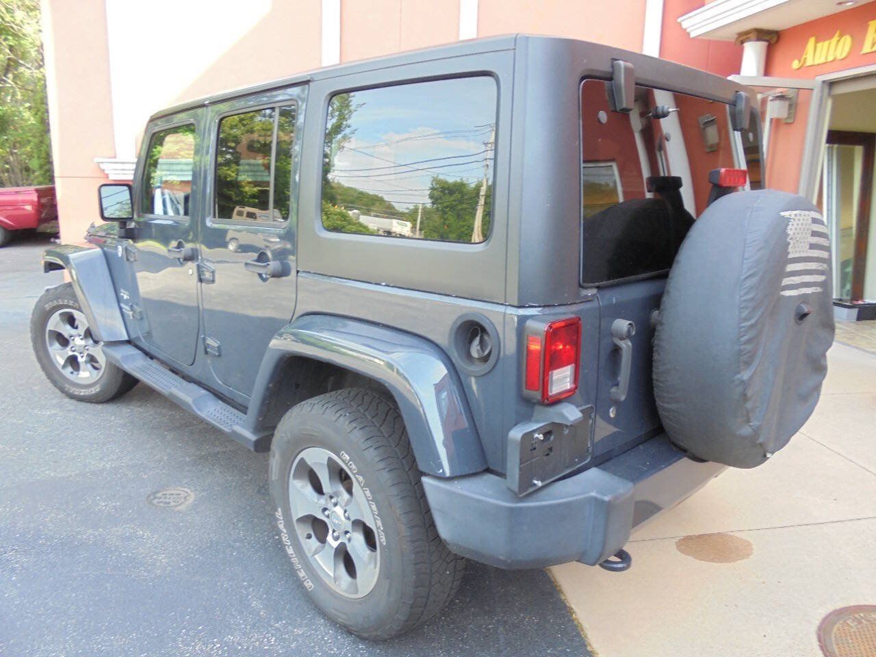 Used 2017 Jeep Wrangler Unlimited Sahara w/ Connectivity Group AWD/4WD image 5