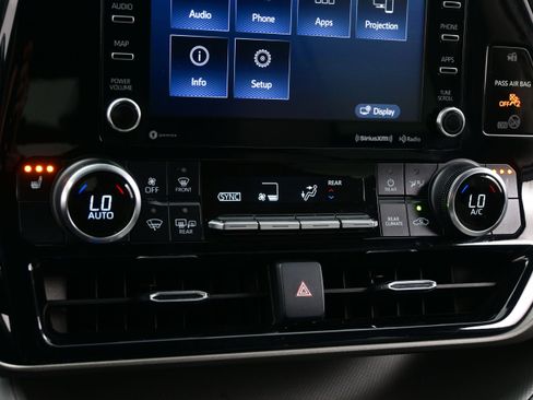 Used 2022 Toyota Highlander XLE AWD/4WD image 21