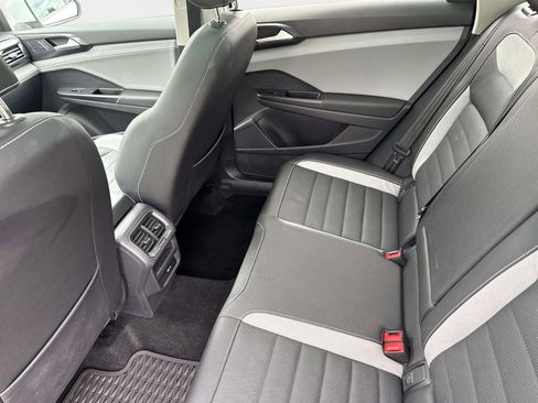 Certified 2022 Volkswagen Taos SEL w/ Panoramic Sunroof Package image 14