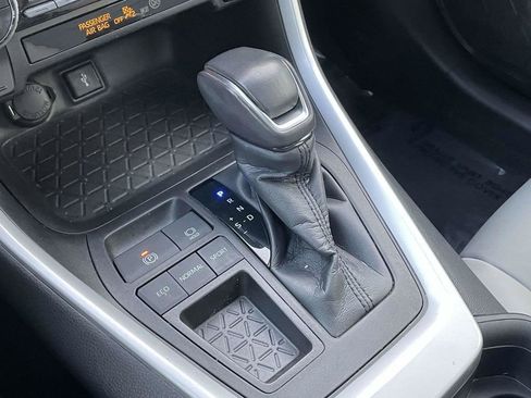 Used 2020 Toyota RAV4 XLE Premium image 30