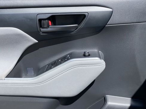 Used 2023 Toyota Highlander LE image 18