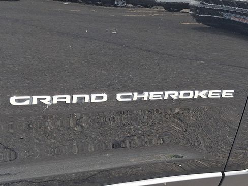 Used 2024 Jeep Grand Cherokee Laredo X image 30