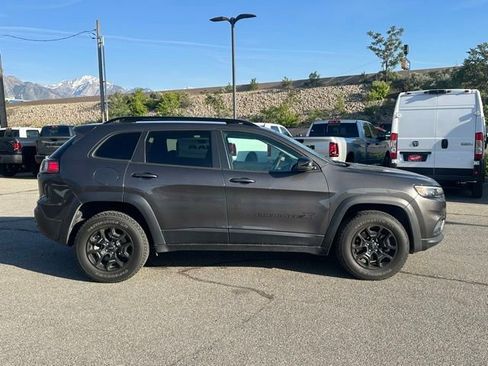 Used 2022 Jeep Cherokee Latitude AWD/4WD image 9