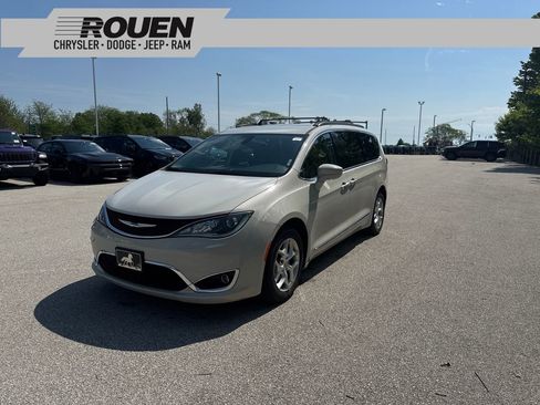 Used 2017 Chrysler Pacifica Touring-L w/ Tire & Wheel Group FWD image 1