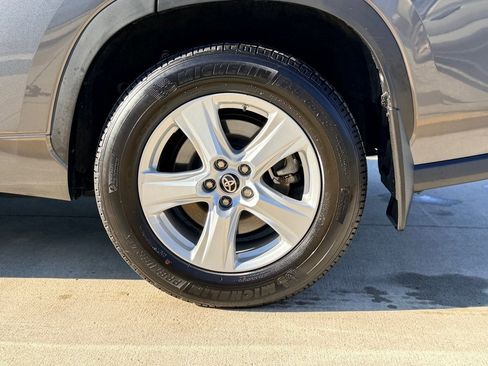 Used 2023 Toyota Highlander L image 7