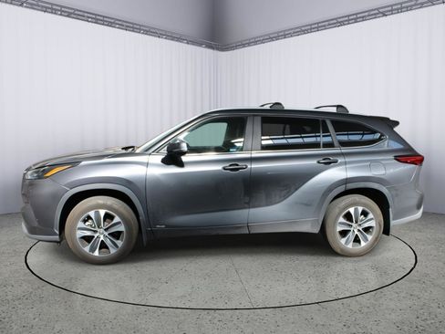 Used 2023 Toyota Highlander XLE AWD/4WD image 4