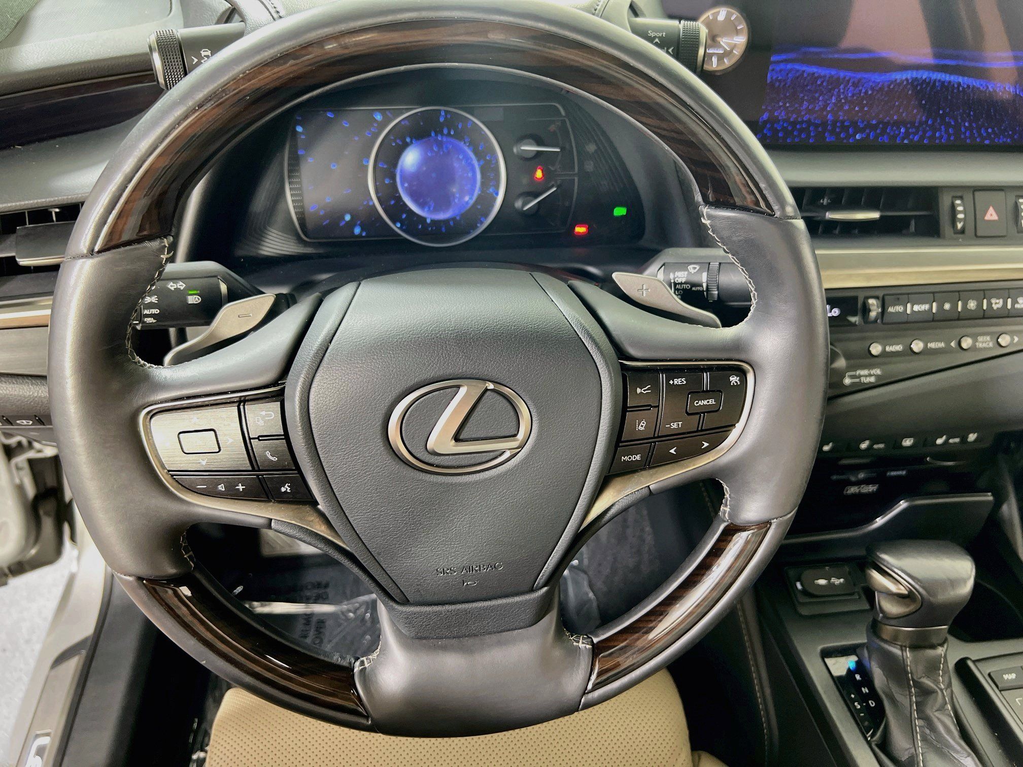 Used 2019 Lexus ES 350 Ultra Luxury w/ Accessory Package 2 FWD image 11