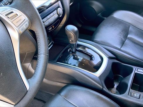 Used 2016 Nissan Rogue SL w/ SL Premium Package image 16