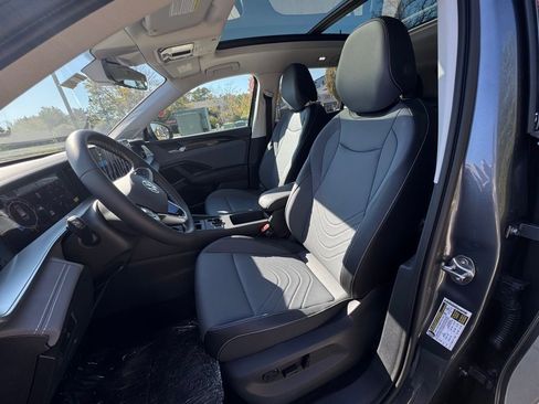 New 2025 Volkswagen Tiguan SE image 19