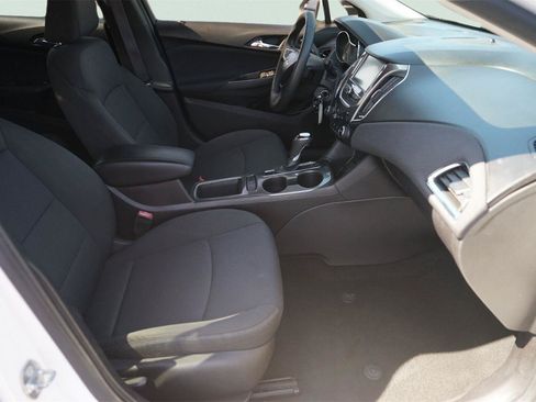 Used 2017 Chevrolet Cruze LT FWD image 18