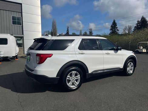 Used 2024 Ford Explorer XLT w/ Equipment Group 202A image 8