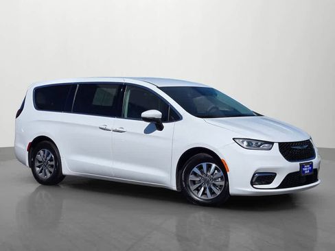 Used 2023 Chrysler Pacifica Touring-L FWD image 8