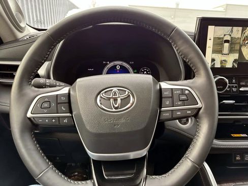 Used 2024 Toyota Highlander Platinum image 24