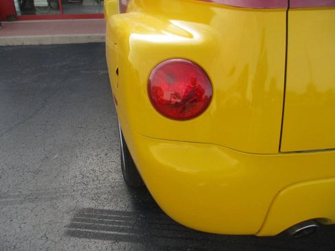 Used 2004 Chevrolet SSR w/ Preferred Equipment Group RWD image 21