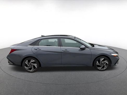 Used 2025 Hyundai Elantra Limited FWD image 16