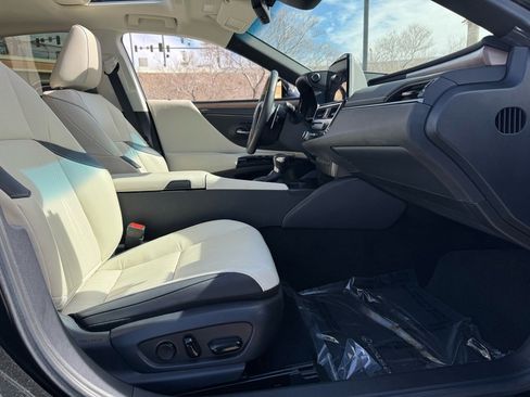 Used 2023 Lexus ES 300h w/ Accessory Package (Z2) image 20