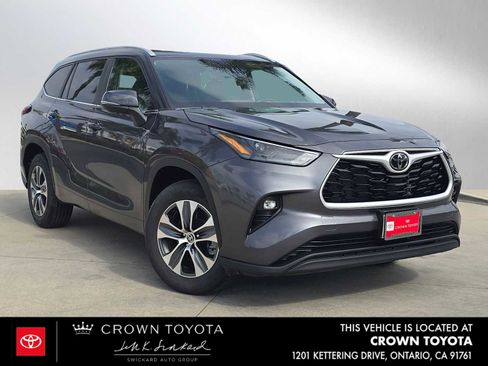 Certified 2025 Toyota Highlander XLE FWD image 1