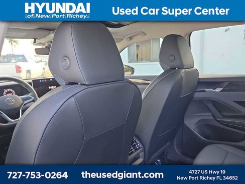 Used 2025 Volkswagen Tiguan SE w/ Panoramic Sunroof Package image 19