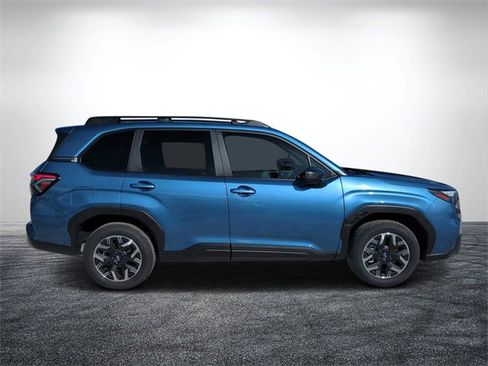 Used 2025 Subaru Forester Premium image 2