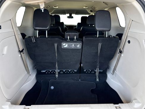 Used 2020 Chrysler Pacifica Touring-L FWD image 13