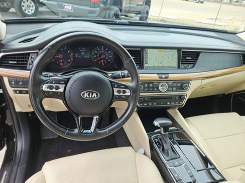 Used 2018 Kia Cadenza Premium w/ Luxury Package FWD image 17