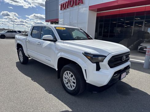 Used 2024 Toyota Tacoma SR5 AWD/4WD image 1