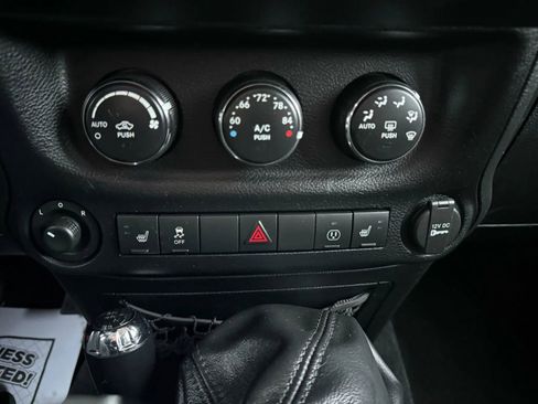 Used 2013 Jeep Wrangler Unlimited Sahara image 24