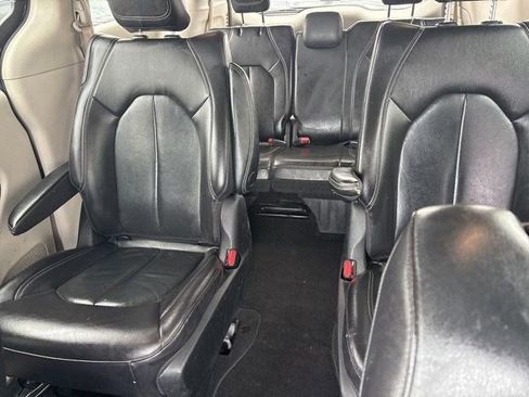 Used 2022 Chrysler Pacifica Touring-L w/ Uconnect Theater Family Group image 31